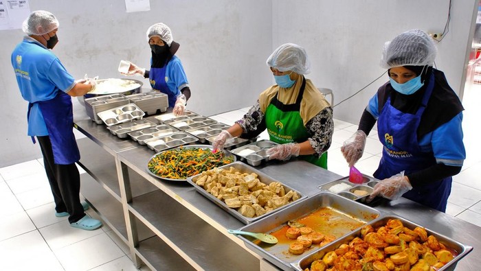 Sejumlah pekerja menata menu makanan di Satuan Pelayanan Pemenuhan Gizi (SPPG) Bener, Purworejo, Jawa Tengah, Kamis (2/10/2025). Di SPPG yang melayani program makan bergizi gratis (MBG) tersebut siswa penerima manfaat bisa memesan menu yang diinginkan selama memenuhi Angka Kecukupan Gizi (AKG). ANTARA FOTO/Anis Efizudin/bar