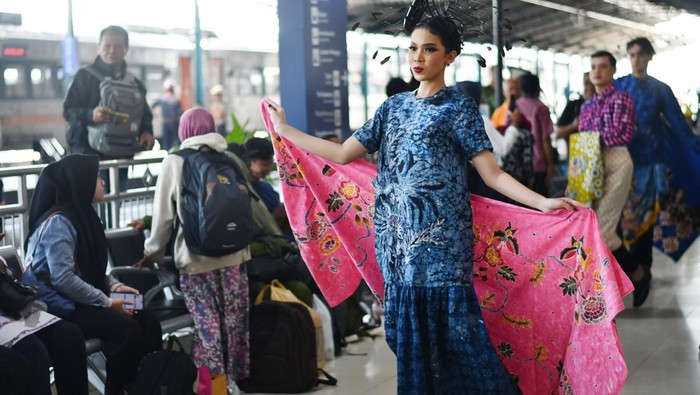 Model memeragakan busana batik di dalam kereta saat transit pada peringatan Hari Batik Nasional di Stasiun Kereta Api Madiun, Jawa Timur, Kamis (2/10/2025). PT KAI Daerah Operasi 7 Madiun menggelar peringatan hari batik nasional dengan menampilkan peragaan busana batik untuk mengangkat citra batik sebagai warisan budaya. ANTARA FOTO/Siswowidodo