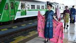 Stasiun KA Madiun Jadi Panggung Peragaan Busana Batik di Hari Batik Nasional
