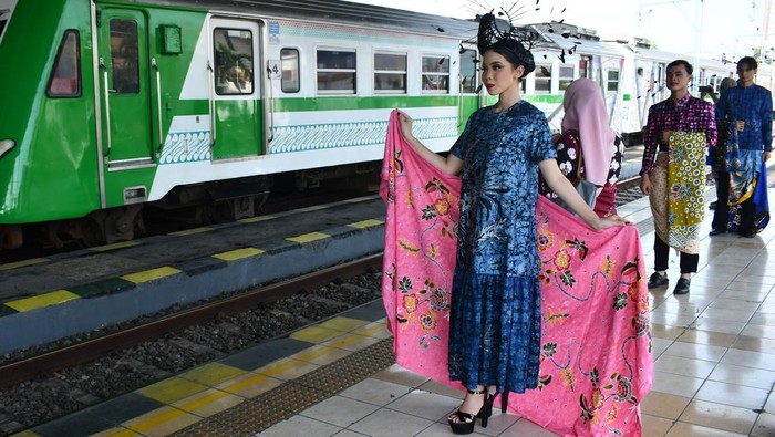 Stasiun KA Madiun Jadi Panggung Peragaan Busana Batik di Hari Batik Nasional Model memeragakan busana batik di dalam kereta saat transit pada peringatan Hari Batik Nasional di Stasiun Kereta Api Madiun, Jawa Timur, Kamis (2/10/2025). PT KAI Daerah Operasi 7 Madiun menggelar peringatan hari batik nasional dengan menampilkan peragaan busana batik untuk mengangkat citra batik sebagai warisan budaya. ANTARA FOTO/Siswowidodo