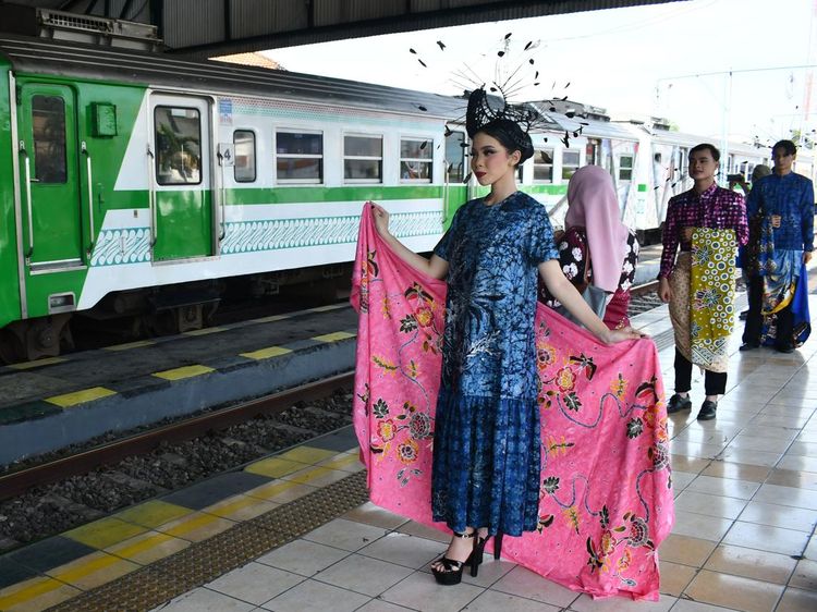 Stasiun KA Madiun Jadi Panggung Peragaan Busana Batik di Hari Batik Nasional