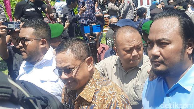 Suasana massa di depan DPRD Pati saat rapat pansus pemakzulan Bupati Pati, Kamis (2/10/2025).