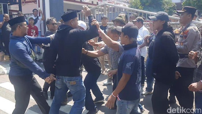 Suasana massa di depan DPRD Pati saat rapat pansus pemakzulan Bupati Pati, Kamis (2/10/2025).