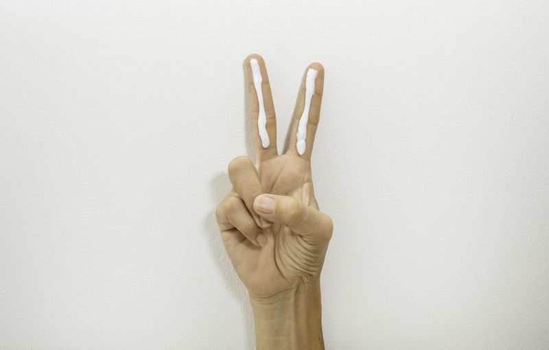 Cara mengukur takaran sunscreen yang tepat dengan dua jari.