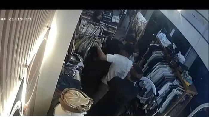 Tangkapan layar video dugaan penganiayaan siswa SMP oleh seorang kaling di Jembrana, Bali, Sabtu (27/9/2025). (Foto: Dok. Istimewa)
