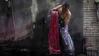 Pemerintah daerah turut mendorong pengembangan industri tenun Troso sebagai bagian dari penguatan ekonomi kreatif dan pelestarian budaya lokal. Dengan semakin luasnya pasar, diharapkan tenun ikat Troso tidak hanya menjadi simbol kebanggaan Jepara, tetapi juga membawa manfaat ekonomi bagi para perajin dan masyarakat sekitar. ANTARA FOTO/Aprillio Akbar