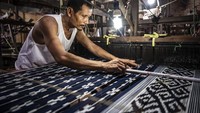 Keunikan motif serta kekayaan warna menjadi daya tarik utama yang membuat tenun Troso diminati pasar mancanegara. Selain digunakan sebagai bahan busana, kain ini juga diolah menjadi berbagai produk fesyen modern, sehingga mampu menyesuaikan dengan selera global tanpa kehilangan sentuhan tradisionalnya. ANTARA FOTO/Aprillio Akbar