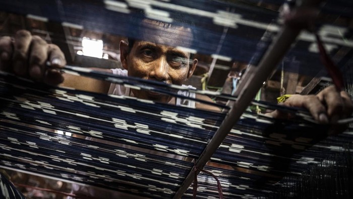 Perajin menyelesaikan proses pewarnaan benang untuk pembuatan kain tenun ikat Troso di rumah produksi Aida Tenun, Desa Troso, Pecangaan, Jepara, Jawa Tengah, Kamis (2/10/2025). Menurut sejumlah perajin setempat, produksi kain tenun khas Jepara yang dibuat secara tradisional dengan Alat Tenun Bukan Mesin (ATBM) itu mencapai sekitar 500 potong per bulan, dengan harga jual mulai Rp75.000 hingga Rp500.000 per potong dan dipasarkan tidak hanya ke berbagai daerah di Indonesia, tetapi juga ke Myanmar, Thailand, dan Australia. ANTARA FOTO/Aprillio Akbar