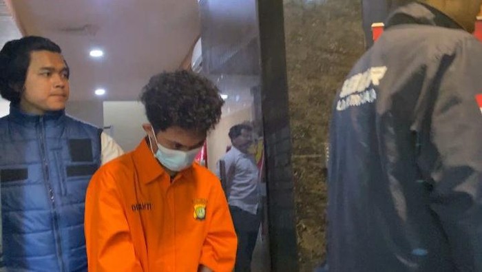 Tersangka WFT yang diduga hacker Bjorka (pakai baju tahanan oranye)-(Wildan/detikcom)