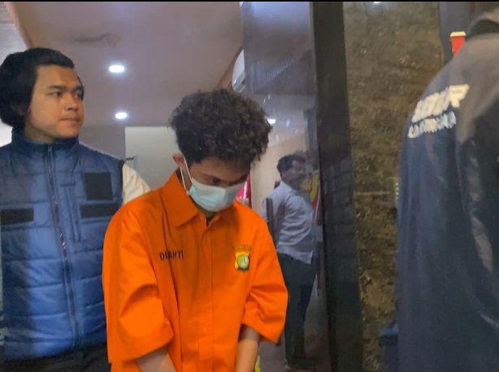 Tersangka WFT yang diduga hacker Bjorka (pakai baju tahanan oranye)-(Wildan/detikcom)