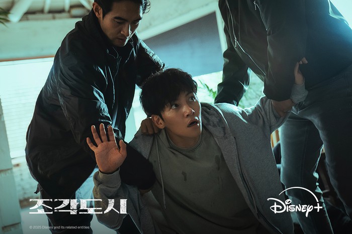 Adegan dalam drama Korea original Disney+ The Manipulated.