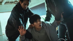 Ji Chang Wook memerankan Tae Joong, seorang pria biasa yang hidupnya jungkir balik dan dipenjara karena dituduh melakukan kejahatan. (Foto: dok. Disney+)