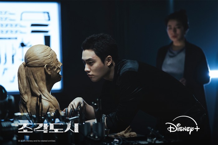 Adegan dalam drama Korea original Disney+ The Manipulated.