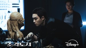 Doh Kyung Soo memerankan Yo Han, sosok mastermind di balik penangkapan Tae Joong. (Foto: dok. Disney+)
