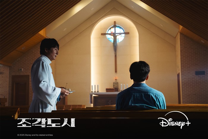 Adegan dalam drama Korea original Disney+ The Manipulated.