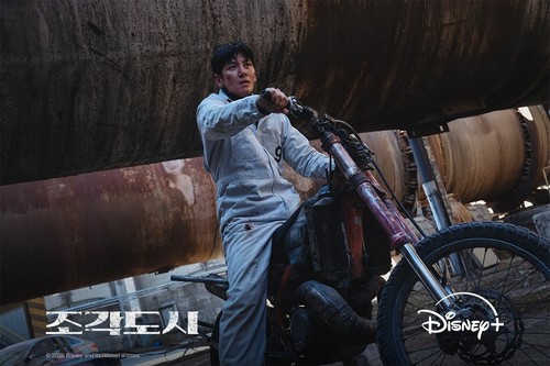 Adegan dalam drama Korea original Disney+ The Manipulated.