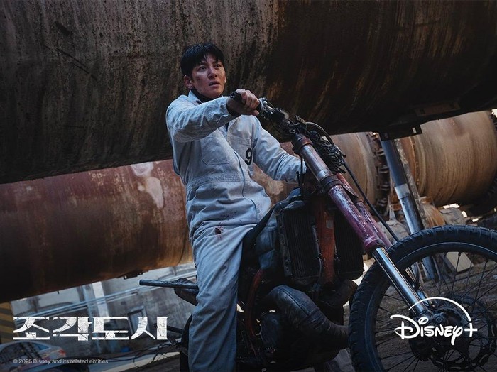 Adegan dalam drama Korea original Disney+ The Manipulated.