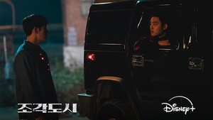 Pertemuan Tae Joong dan Yo Han ini bikin penasaran. Apa yang terjadi di antara mereka ya? The Manipulated akan tayang di Disney+ Hotstar mulai 5 November 2025. (Foto: dok. Disney+)