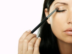 Eyeshadow untuk Hooded Eyes: 3 Tips Agar Mata Lebih Besar