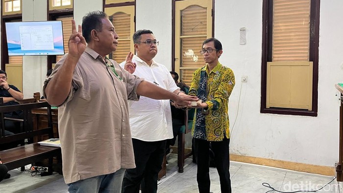 Topan Ginting bersama saksi Alexander Meliala saat diambil sumpah sebelum memberikan keterangan. (Foto: Finta Rahyuni/detikSumut)
