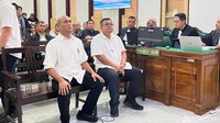 Topan Ginting bersama tersangka Rasuli Efendi Siregar mantan Kepala UPTD Gunung Tua Dinas PUPR Sumut yang juga dihadirkan sebagai saksi. (Foto: Finta Rahyuni/detikSumut)