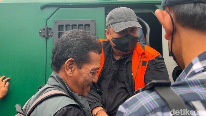 Topan Ginting saat diturunkan dari dalam mobil Kejaksaan Tinggi Sumut setibanya di Pengadilan Negeri Medan. (Foto: Finta Rahyuni/detikSumut)