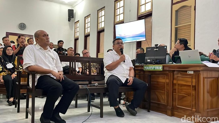 Topan saat menjawab pertanyaan hakim Pengadilan Negeri Medan. (Foto: Finta Rahyuni/detikSumut)