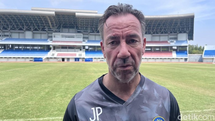 Pelatih PSIM Jogja, Jean-Paul van Gastel di Stadion Mandala Krida, Kota Jogja, Kamis (2/10/2025).