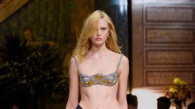 Foto: 10 Look Terbaik Versace Spring-Summer 2026 Karya Desainer Baru