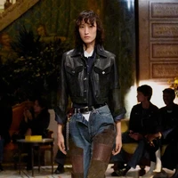 Namun, jejak Gianni Versace tetap menjadi pijakan Vitale. Ia menelusuri arsip, rumah-rumah sang pendiri di Milan dan Miami, hingga surat pribadi kepada fotografer Richard Avedon untuk memahami esensi Versace. (Foto: Dok. Versace)