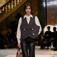 Debut Vitale ini jelas kontras dengan era Donatella Versace, yang selama 28 tahun memimpin merek dengan estetika glamor, tajam, dan penuh kekuatan. Sayangnya,  Donatella yang kini menjabat sebagai brand ambassador Versace memilih absen dari show perdana penerusnya. (Foto: Dok. Versace)