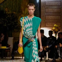 Tidak hanya soal pakaian, narasi pertunjukan pun dibuat teatrikal. Ruang pertunjukan diubah menyerupai sisa pesta semalam: ranjang tak dirapikan, kapas bekas makeup berserakan, hingga busana Versace tergeletak acak. (Foto: Dok. Versace)