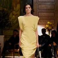 Seksualitas tetap hadir, namun disajikan lewat T-shirt yang dikupas hingga menyerupai muscle tank, maupun jeans dengan potongan tinggi yang ketat di pinggang—mengingatkan pada gaya Castro 1980-an. (Foto: Dok. Versace)