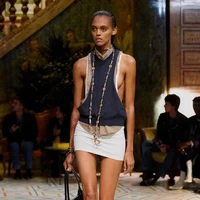 Musik George Michael dan Prince membangkitkan atmosfer riuh yang menyatu dengan spirit koleksi. “Bagi saya, orang-orang yang memakai Versace ingin menari, berkeringat, dan bersenang-senang,” kata Vitale. (Foto: Dok. Versace)