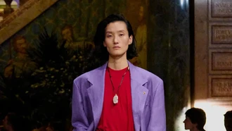 Belum Setahun, Desainer Baru Versace Keluar Setelah Prada Resmi Akuisisi