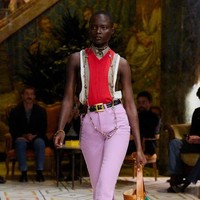 Vitale, yang sebelumnya menjabat sebagai design director ready-to-wear Miu Miu, memilih jalur yang lebih membumi. “Saya tidak pernah tertarik pada fantasi, saya lebih tertarik pada realitas,” ujarnya seperti dikutip WWD. Alih-alih gaun spektakuler, ia menghadirkan jeans, T-shirt, blouson, vest, hingga sweater yang dihidupkan dengan semangat retro nan berani. (Foto: Dok. Versace)