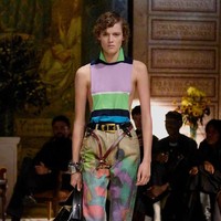 Sentuhan ala East Village disco terasa kental, lengkap dengan nuansa streetwear dan patina ala thrift-shop yang tak biasa bagi label ini. Salah satu referensi kuat datang dari koleksi ikonis Versace musim semi 1991, saat Warhol prints Marilyn Monroe mencuri perhatian. Bedanya, Vitale mengganti ikon pop itu dengan wajah-wajah anonim yang menyerupai Jackie O atau Sophia Loren, dilukis dengan tangan untuk menegaskan pendekatan lebih personal. (Foto: Dok. Versace)