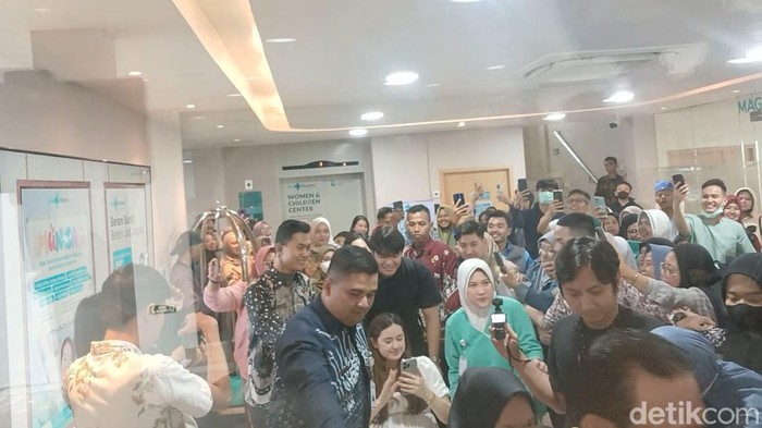 Momen kepulangan Vika Kolesnaya dari rumah sakit usai melahirkan di Alia Hospital, Jakarta Timur.