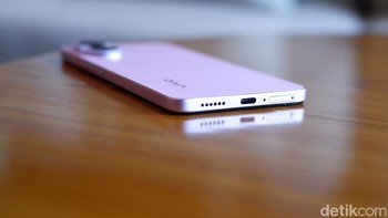 Baterai jumbo 6.500 mAh dipadukan dengan 90W FlashCharge serta fitur Bypass Charging, memastikan daya tahan seharian dan gaming lebih stabil tanpa panas berlebih. Foto: Adi Fida Rahman/detikINET