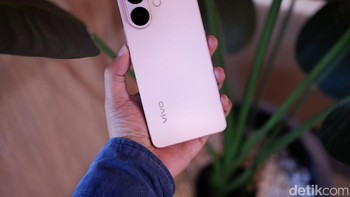 Vivo V60 Lite Series warna Vibing Pink Foto: Adi Fida Rahman/detikINET