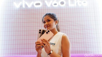 Sementara pembelian offline di Vivo Store menghadirkan cashback hingga Rp 550.000, bundling kuota XL 36GB, dan program trade-in. Setiap pembelian pre-order termasuk garansi ekstra: 12 bulan screen protection, extended warranty, 15 hari replacement, serta layanan repair cepat. Foto: Adi Fida Rahman/detikINET