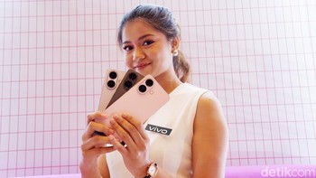 Vivo Indonesia resmi meluncurkan seri smartphone terbaru, Vivo V60 Lite 4G dan 5G. HP ini dirancang untuk generasi muda yang aktif, menawarkan kombinasi desain stylish, performa tangguh, dan fitur AI canggih untuk hiburan, produktivitas, serta kreasi konten sepanjang hari. Foto: Adi Fida Rahman/detikINET