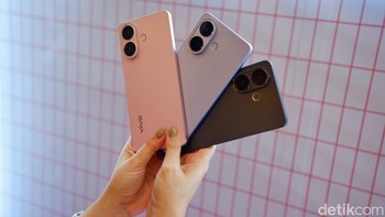 Pembelian online melalui Official Store di Shopee, TikTok, Tokopedia, Akulaku, dan E-Store mendapatkan Exclusive Gift Box, kesempatan gratis headphone Rp 150.000 via livestream, cicilan 0% hingga 12 bulan, cashback hingga Rp 1.000.000, dan promo bank. Foto: Adi Fida Rahman/detikINET