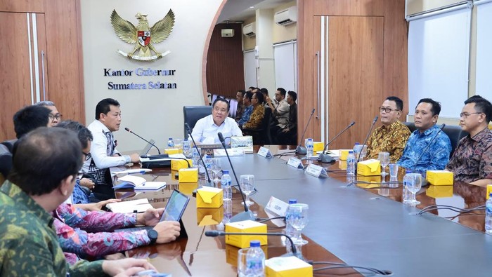 Wagub Sumsel Cik Ujang saat membahas jalan khusus tambang batu bara.