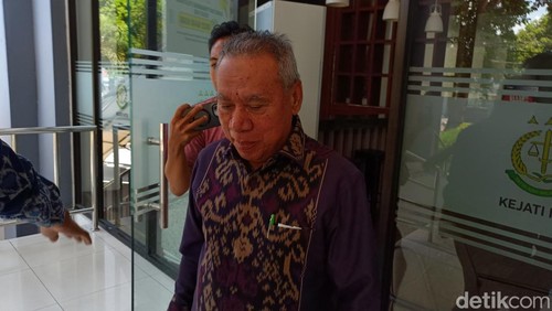 Wakil Ketua III DPRD NTB, Muzihir menuju mobilnya usai diperiksa penyidik pidana khusus Kejati NTB, Kamis (2/10/2025). (Abdurrasyid Efendi/detikBali).