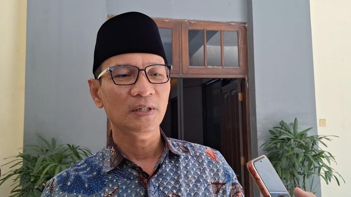 Wali Kota Mataram, Mohan Roliskana, saat diwawancarai, Kamis (2/10/2025). (Nathea Citra/detikBali)
