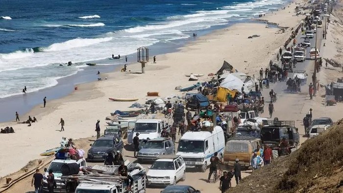 Displaced Palestinians fleeing northern Gaza due to an Israeli military operation, move southward after Israeli forces ordered residents of Gaza City to evacuate to the south, in the central Gaza Strip, October 1, 2025. (Reuters)