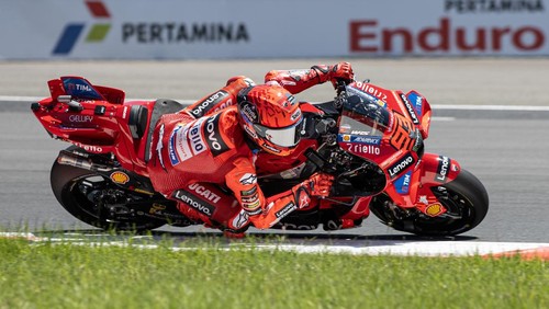LOMBOK, INDONESIA - OCTOBER 03: Marc Marquez of Spain and Ducati Lenovo Team rides during free practice of the MotoGP of Indonesia at Pertamina Mandalika Circuit on October 03, 2025 in Lombok, Indonesia. (Photo by Robertus Pudyanto/Getty Images)