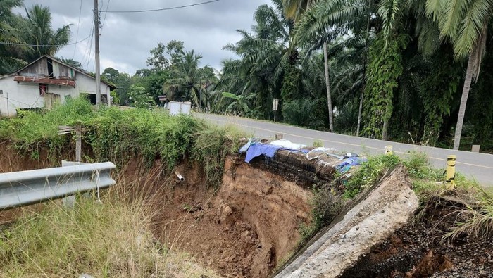 Akses jalan lintas Sekayu-Lubuklinggau longsor tergerus sungai.
