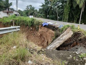 Jalan Lintas Sekayu-Lubuklinggau Terancam Putus Akibat Tanah Longsor